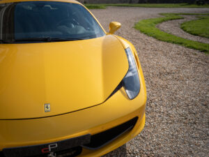 Phares avant avec grille d'aération – FERRARI – 458 Italia – 2011 – Giallo Triplo Strato – 570 ch – V8 Atmosphérique – 49 500 km – Transmission : Sequentielle – Origine Espagne – Privaty Cars – Showroom de voitures de sport haut de gamme entre Bordeaux et Nantes