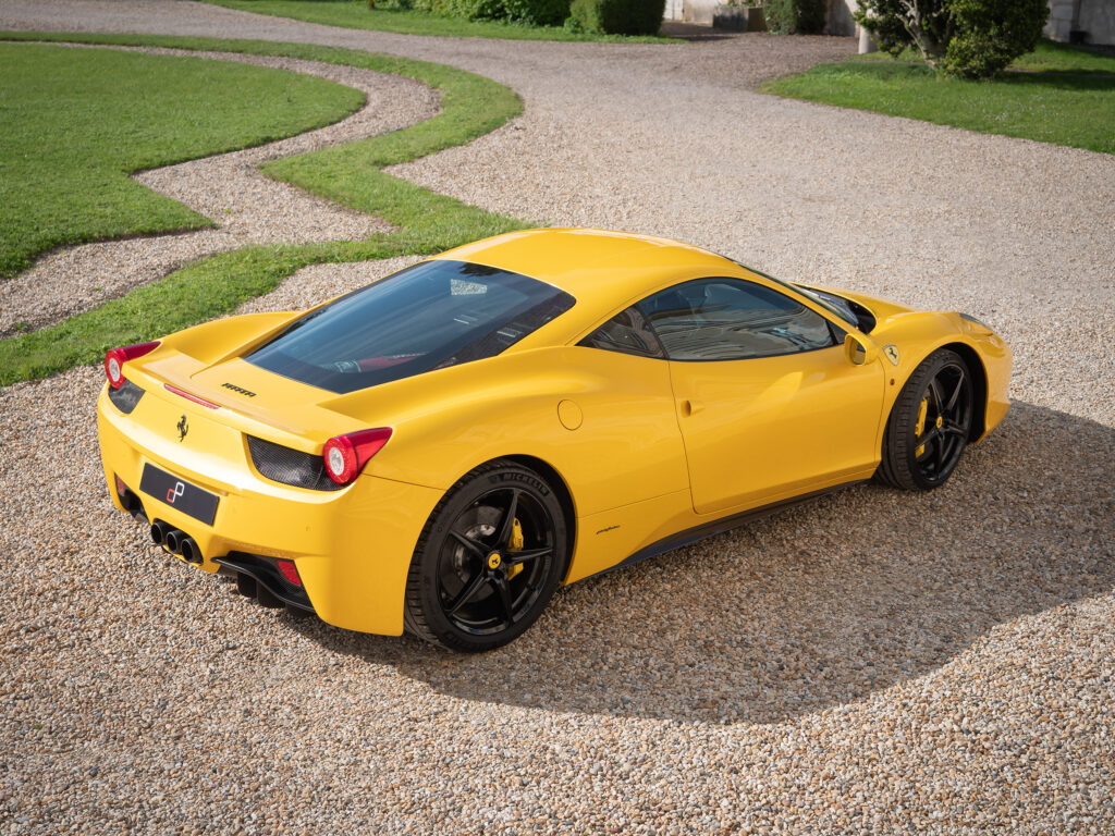Vue arrière avec diffuseur et échappements – FERRARI – 458 Italia – 2011 – Giallo Triplo Strato – 570 ch – V8 Atmosphérique – 49 500 km – Transmission : Sequentielle – Origine Espagne – Privaty Cars – Reprise cash de voitures de luxe sans obligation d’achat entre Bordeaux et Nantes