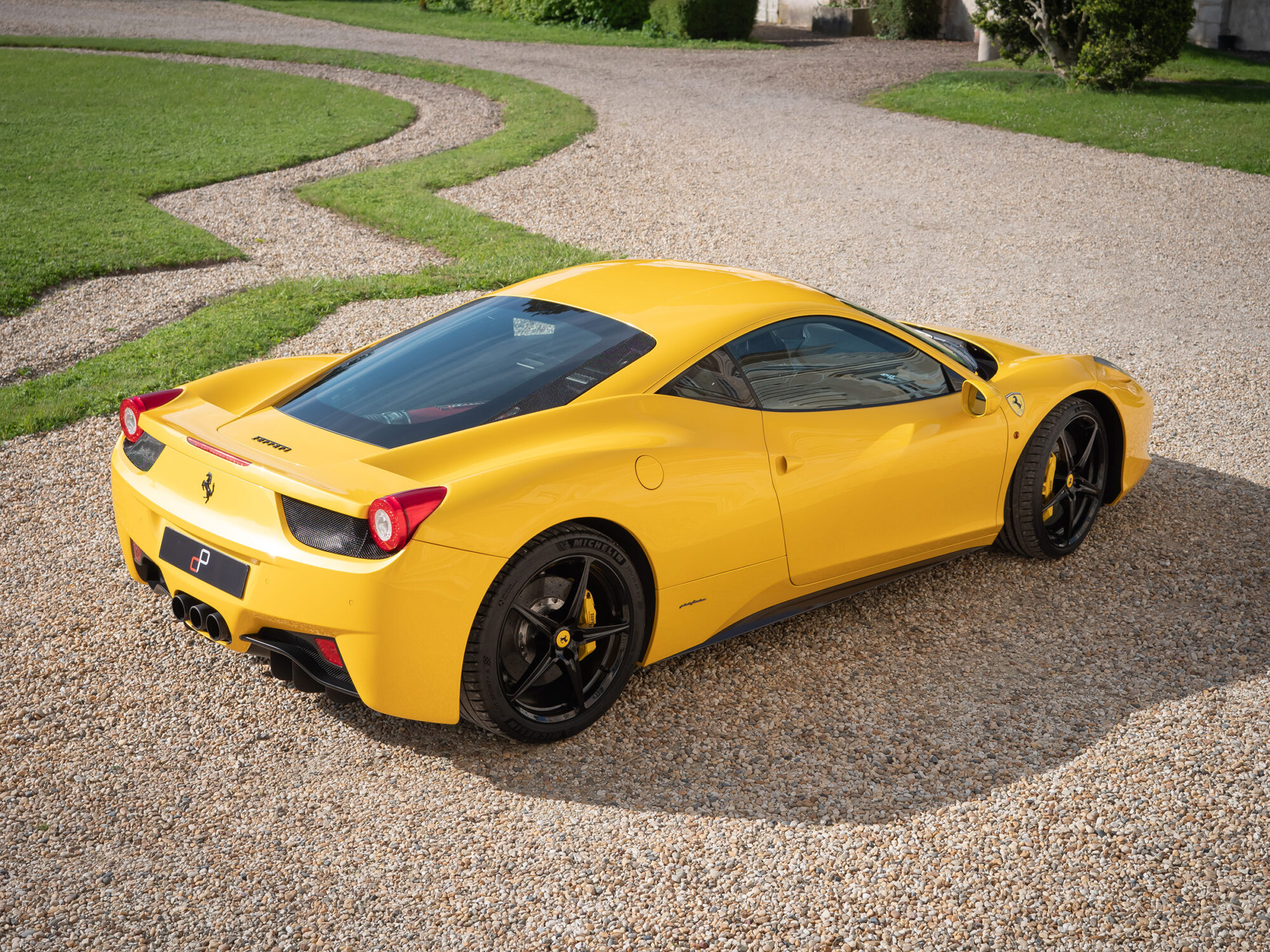 Vue arrière avec diffuseur et échappements – FERRARI – 458 Italia – 2011 – Giallo Triplo Strato – 570 ch – V8 Atmosphérique – 49 500 km – Transmission : Sequentielle – Origine Espagne – Privaty Cars – Reprise cash de voitures de luxe sans obligation d’achat entre Bordeaux et Nantes