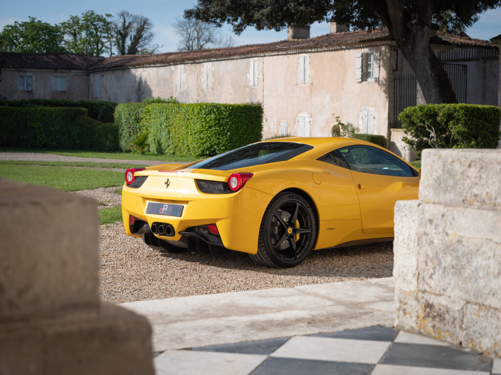 Vue arrière avec diffuseur et échappements – FERRARI – 458 Italia – 2011 – Giallo Triplo Strato – 570 ch – V8 Atmosphérique – 49 500 km – Transmission : Sequentielle – Origine Espagne – Privaty Cars – Reprise de voitures de sport et collection près de Niort