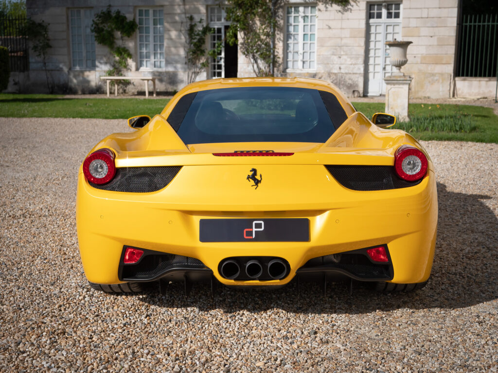 Vue arrière avec diffuseur et feux – FERRARI – 458 Italia – 2011 – Giallo Triplo Strato – 570 ch – V8 Atmosphérique – 49 500 km – Transmission : Sequentielle – Origine Espagne – Privaty Cars – Achat et vente de voitures de sport d’occasion proche de Nantes