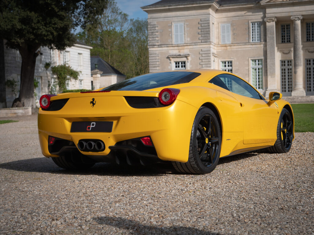 Vue arrière avec diffuseur et échappements – FERRARI – 458 Italia – 2011 – Giallo Triplo Strato – 570 ch – V8 Atmosphérique – 49 500 km – Transmission : Sequentielle – Origine Espagne – Privaty Cars – Estimation et rachat de véhicules haut de gamme entre Bordeaux et Nantes