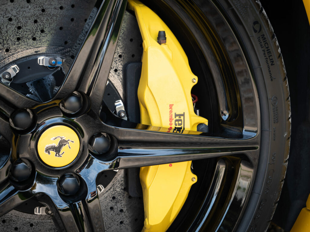 Jantes avec étriers de frein jaunes – FERRARI – 458 Italia – 2011 – Giallo Triplo Strato – 570 ch – V8 Atmosphérique – 49 500 km – Transmission : Sequentielle – Origine Espagne – Privaty Cars – Rachat immédiat de véhicules de prestige proche de Bordeaux