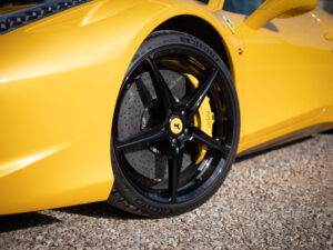 Jantes – FERRARI – 458 Italia – 2011 – Giallo Triplo Strato – 570 ch – V8 Atmosphérique – 49 500 km – Transmission : Sequentielle – Origine Espagne – Privaty Cars – Spécialiste des sportives d’occasion entre Bordeaux et Nantes