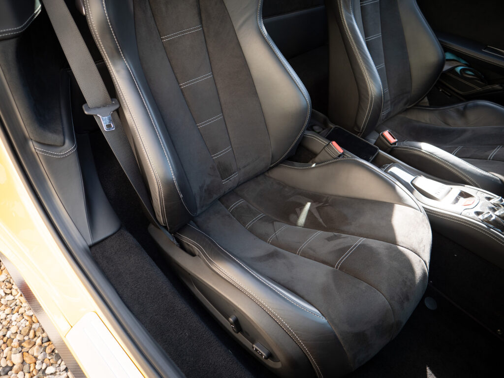 Sièges baquets en cuir – FERRARI – 458 Italia – 2011 – Giallo Triplo Strato – 570 ch – V8 Atmosphérique – 49 500 km – Transmission : Sequentielle – Origine Espagne – Privaty Cars – Reprise de voitures de sport et collection proche de Bordeaux