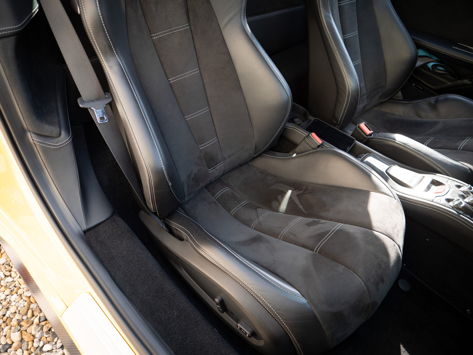 Sièges baquets en cuir – FERRARI – 458 Italia – 2011 – Giallo Triplo Strato – 570 ch – V8 Atmosphérique – 49 500 km – Transmission : Sequentielle – Origine Espagne – Privaty Cars – Reprise de voitures de sport et collection proche de Bordeaux
