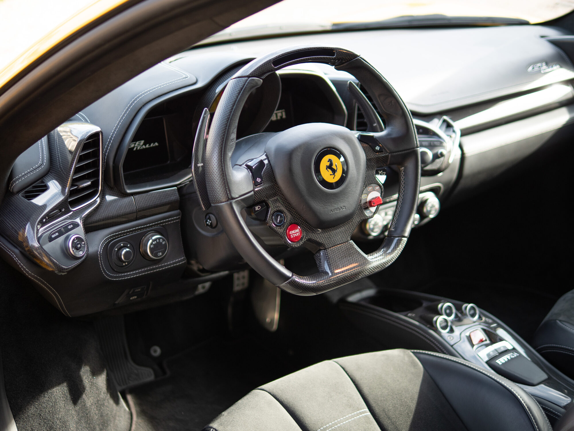 Volant en cuir avec commandes intégrées – FERRARI – 458 Italia – 2011 – Giallo Triplo Strato – 570 ch – V8 Atmosphérique – 49 500 km – Transmission : Sequentielle – Origine Espagne – Privaty Cars – Sélection de véhicules FERRARI disponibles à 2 heures de Paris en TGV