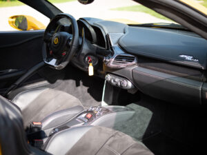 Tableau de bord – FERRARI – 458 Italia – 2011 – Giallo Triplo Strato – 570 ch – V8 Atmosphérique – 49 500 km – Transmission : Sequentielle – Origine Espagne – Privaty Cars – Conciergerie automobile pour véhicules de sport en Charente-Maritime