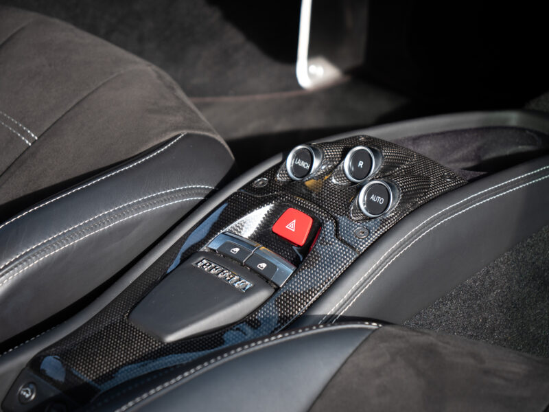 Console centrale avec boutons de commande – FERRARI – 458 Italia – 2011 – Giallo Triplo Strato – 570 ch – V8 Atmosphérique – 49 500 km – Transmission : Sequentielle – Origine Espagne – Privaty Cars – Expert des voitures de prestige d’occasion en Charente-Maritime