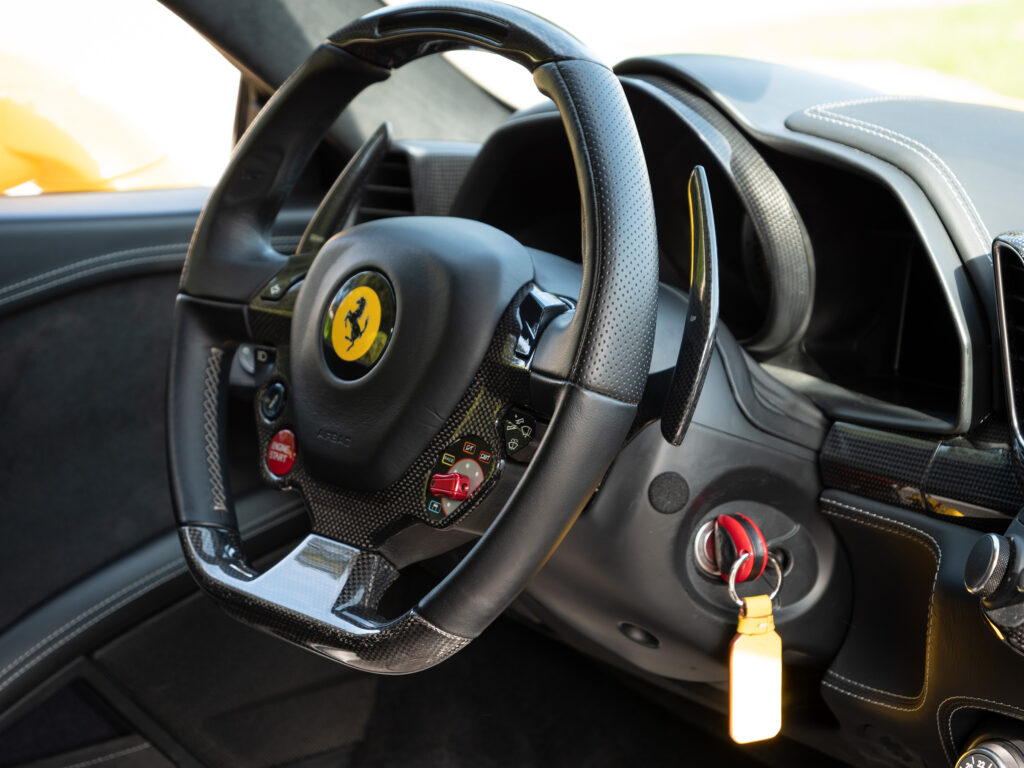 Volant – FERRARI – 458 Italia – 2011 – Giallo Triplo Strato – 570 ch – V8 Atmosphérique – 49 500 km – Transmission : Sequentielle – Origine Espagne – Privaty Cars – Mandat de vente pour automobiles de luxe près de Niort