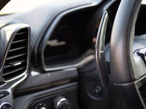 Volant – FERRARI – 458 Italia – 2011 – Giallo Triplo Strato – 570 ch – V8 Atmosphérique – 49 500 km – Transmission : Sequentielle – Origine Espagne – Privaty Cars – Courtage automobile pour véhicules exclusifs dans l’Ouest de la France