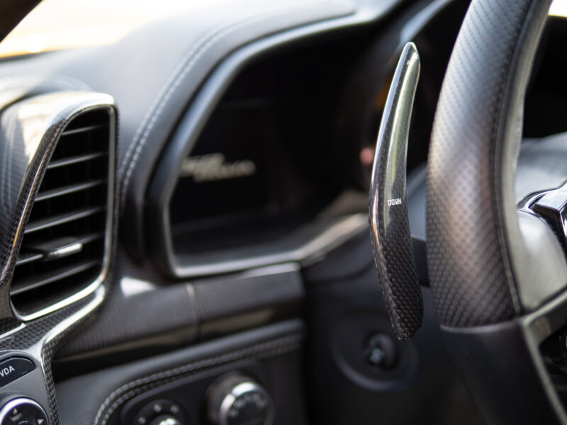 Volant – FERRARI – 458 Italia – 2011 – Giallo Triplo Strato – 570 ch – V8 Atmosphérique – 49 500 km – Transmission : Sequentielle – Origine Espagne – Privaty Cars – Courtage automobile pour véhicules exclusifs dans l’Ouest de la France