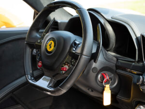 Volant – FERRARI – 458 Italia – 2011 – Giallo Triplo Strato – 570 ch – V8 Atmosphérique – 49 500 km – Transmission : Sequentielle – Origine Espagne – Privaty Cars – Mandat de vente pour automobiles de luxe près de Niort