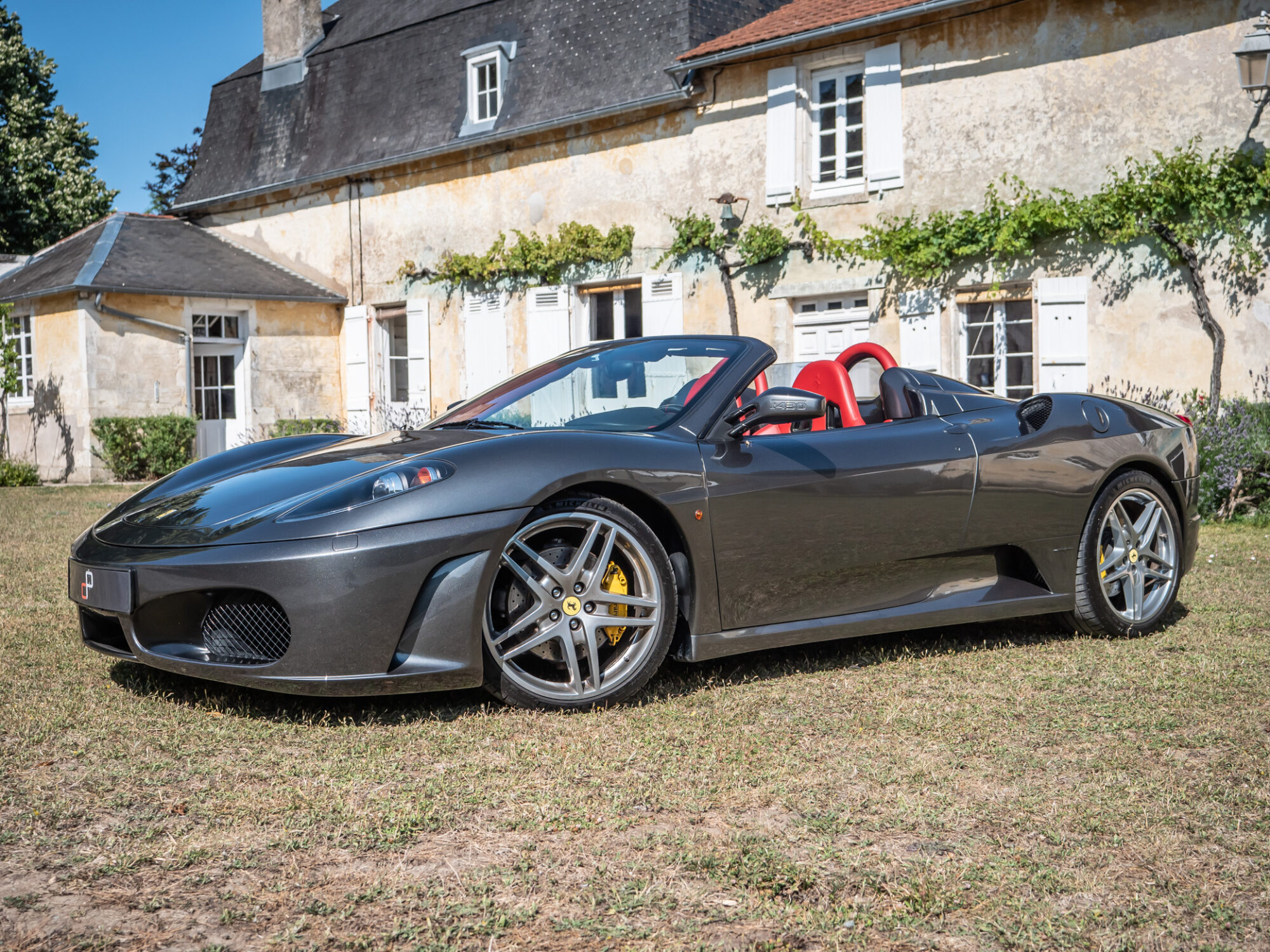 À vendre – FERRARI – F430 Spider – 2006 – Grigio Silverstone – 55 800 km – 490 ch – V8 Atmosphérique – Transmission : Sequentielle – Vue principale – Origine Pays-Bas – Privaty Cars – Dépôt-vente de véhicules FERRARI près de Niort