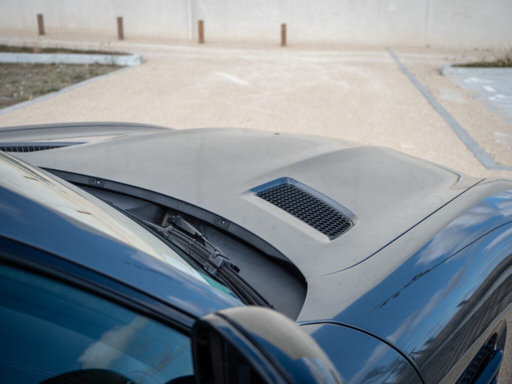 Capot avec prise d'air – AMG – AMG GTS – 2015 – Gris Sélénite – 510 ch – V8 Bi-Turbo – 69 000 km – Transmission : Sequentielle – Origine Allemagne – Privaty Cars – Achat et vente de voitures de sport d’occasion à La Rochelle