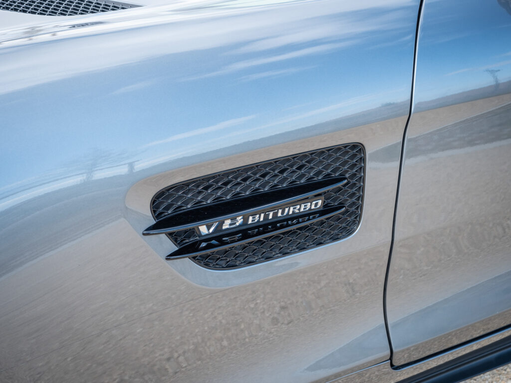 Grille d'aération latérale avec inscription – AMG – AMG GTS – 2015 – Gris Sélénite – 510 ch – V8 Bi-Turbo – 69 000 km – Transmission : Sequentielle – Origine Allemagne – Privaty Cars – Vente de véhicules d’investissement et de collection à 2 heures de Paris en TGV