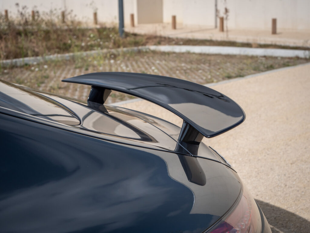 Aileron arrière en carbone – AMG – AMG GTS – 2015 – Gris Sélénite – 510 ch – V8 Bi-Turbo – 69 000 km – Transmission : Sequentielle – Origine Allemagne – Privaty Cars – Expert des voitures de prestige d’occasion à 2 heures de Paris en TGV