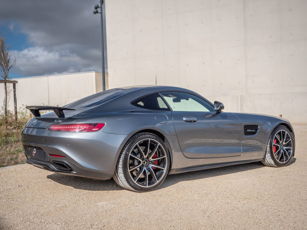 Vue arrière avec aileron et feux – AMG – AMG GTS – 2015 – Gris Sélénite – 510 ch – V8 Bi-Turbo – 69 000 km – Transmission : Sequentielle – Origine Allemagne – Privaty Cars – Spécialiste des sportives d’occasion dans l’Ouest de la France