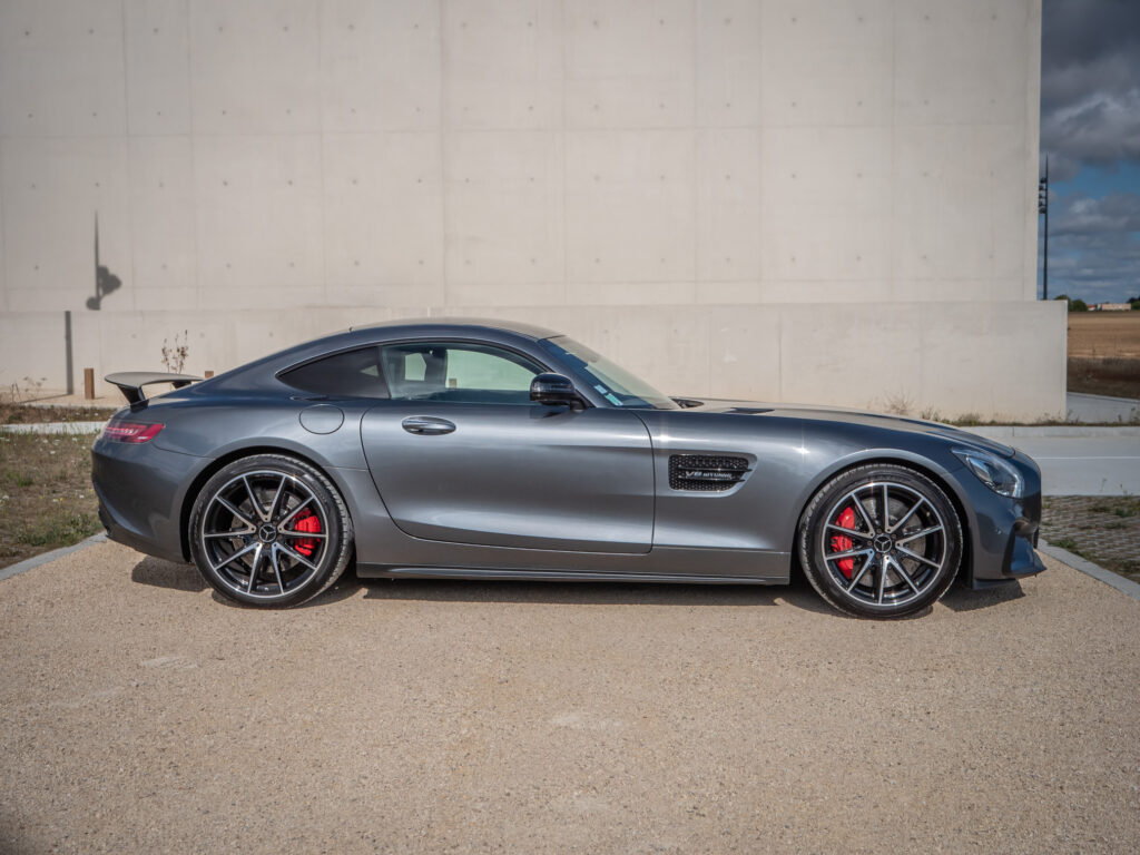 Jante alliage noir avec étriers rouges – AMG – AMG GTS – 2015 – Gris Sélénite – 510 ch – V8 Bi-Turbo – 69 000 km – Transmission : Sequentielle – Origine Allemagne – Privaty Cars – Spécialiste des sportives d’occasion proche de Nantes