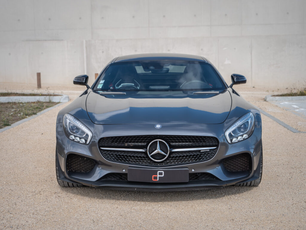 Vue avant avec calandre distinctive – AMG – AMG GTS – 2015 – Gris Sélénite – 510 ch – V8 Bi-Turbo – 69 000 km – Transmission : Sequentielle – Origine Allemagne – Privaty Cars – Vente de voitures de prestige d’occasion à 2 heures de Paris en TGV
