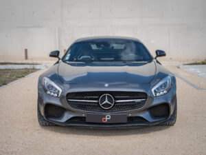 Vue avant avec calandre distinctive – AMG – AMG GTS – 2015 – Gris Sélénite – 510 ch – V8 Bi-Turbo – 69 000 km – Transmission : Sequentielle – Origine Allemagne – Privaty Cars – Vente de voitures de prestige d’occasion à 2 heures de Paris en TGV