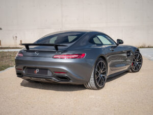 Vue arrière avec aileron sportif – AMG – AMG GTS – 2015 – Gris Sélénite – 510 ch – V8 Bi-Turbo – 69 000 km – Transmission : Sequentielle – Origine Allemagne – Privaty Cars – Expert des modèles AMG dans l’Ouest de la France