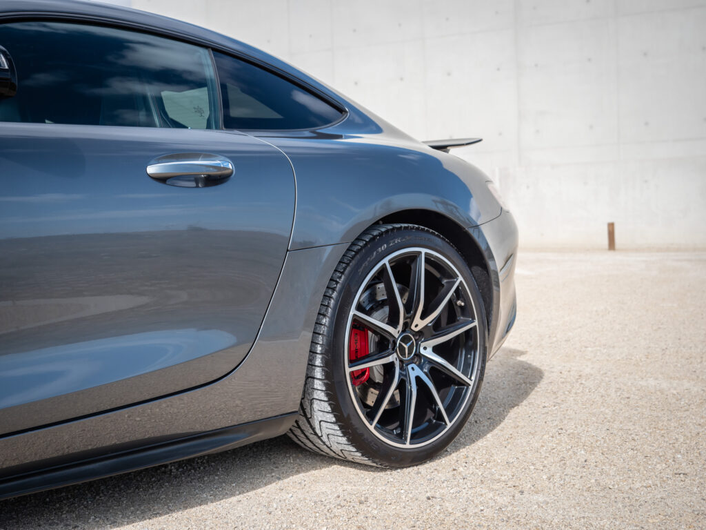 Jante alliage avec étriers rouges – AMG – AMG GTS – 2015 – Gris Sélénite – 510 ch – V8 Bi-Turbo – 69 000 km – Transmission : Sequentielle – Origine Allemagne – Privaty Cars – Dépôt-vente sécurisé de véhicules de prestige proche de Nantes