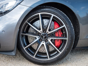 Jantes avec étriers de frein rouges – AMG – AMG GTS – 2015 – Gris Sélénite – 510 ch – V8 Bi-Turbo – 69 000 km – Transmission : Sequentielle – Origine Allemagne – Privaty Cars – Achat et vente de voitures de luxe d’occasion près de Poitiers