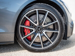 Jantes avec étriers de frein rouges – AMG – AMG GTS – 2015 – Gris Sélénite – 510 ch – V8 Bi-Turbo – 69 000 km – Transmission : Sequentielle – Origine Allemagne – Privaty Cars – Dépôt-vente de véhicules AMG dans l’Ouest de la France