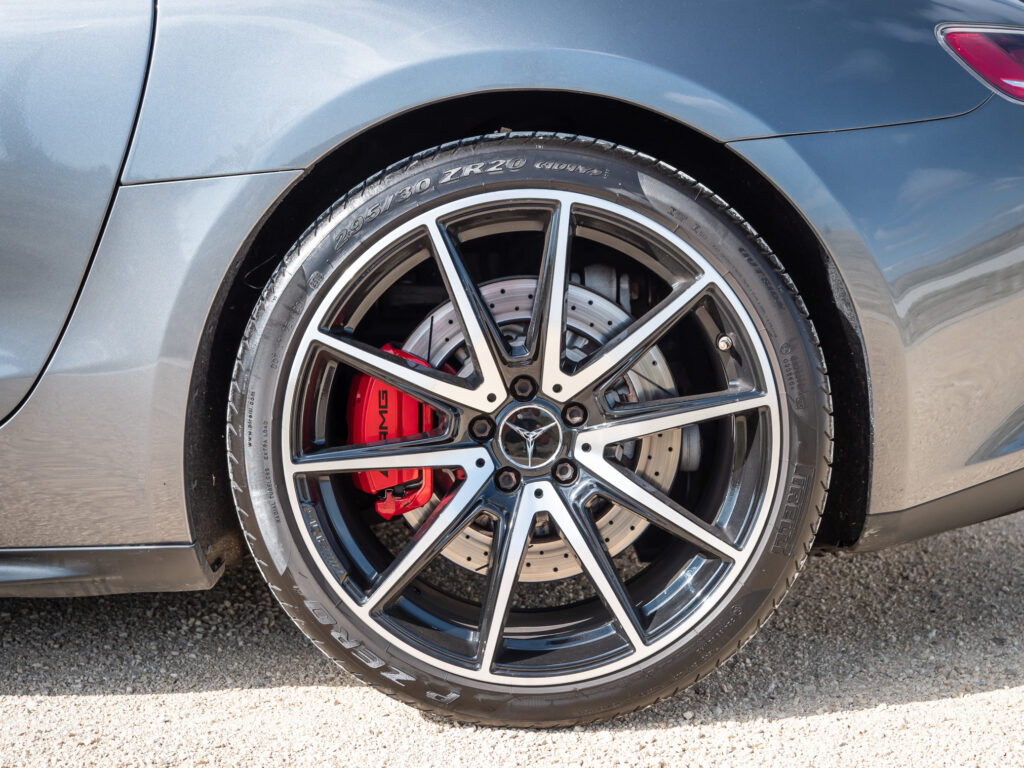 Jantes avec étriers de frein rouges – AMG – AMG GTS – 2015 – Gris Sélénite – 510 ch – V8 Bi-Turbo – 69 000 km – Transmission : Sequentielle – Origine Allemagne – Privaty Cars – Rachat cash de voitures de sport d’occasion en Charente-Maritime