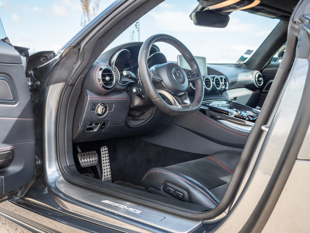 Intérieur avec volant sport et sièges – AMG – AMG GTS – 2015 – Gris Sélénite – 510 ch – V8 Bi-Turbo – 69 000 km – Transmission : Sequentielle – Origine Allemagne – Privaty Cars – Intermédiaire de confiance vente voiture sport à 2 heures de Paris en TGV