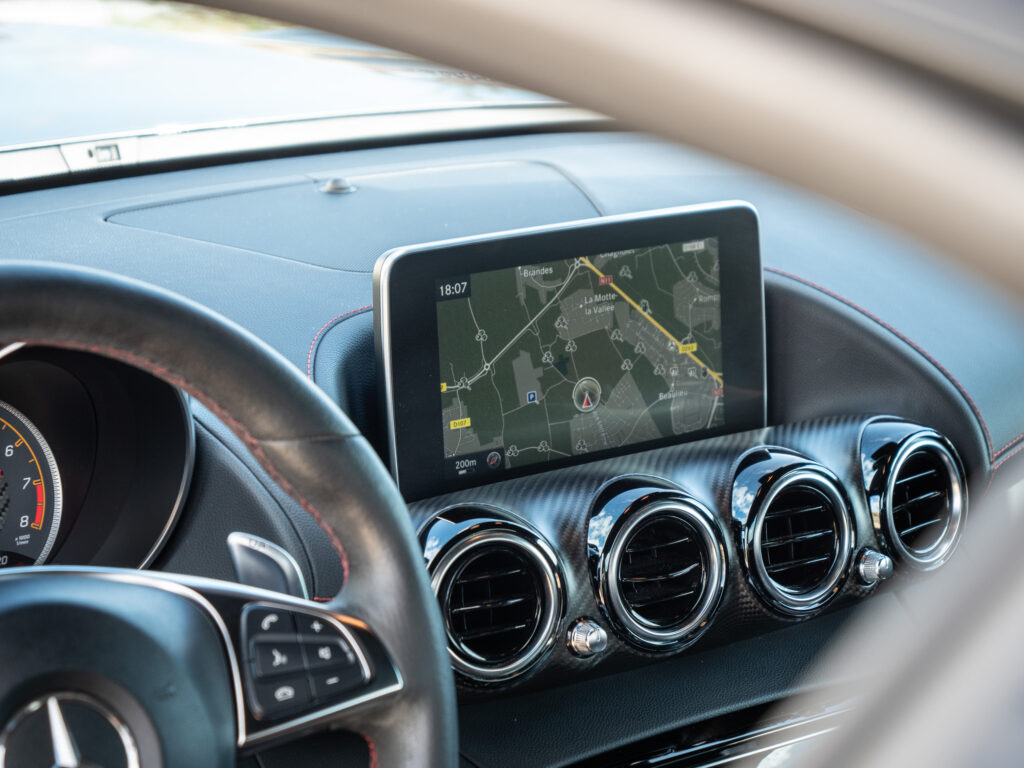 Tableau de bord avec écran de navigation – AMG – AMG GTS – 2015 – Gris Sélénite – 510 ch – V8 Bi-Turbo – 69 000 km – Transmission : Sequentielle – Origine Allemagne – Privaty Cars – Spécialiste des supercars d’occasion à La Rochelle