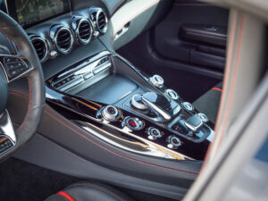 Console centrale avec commandes multimédia – AMG – AMG GTS – 2015 – Gris Sélénite – 510 ch – V8 Bi-Turbo – 69 000 km – Transmission : Sequentielle – Origine Allemagne – Privaty Cars – Vente de voitures de prestige d’occasion à La Rochelle