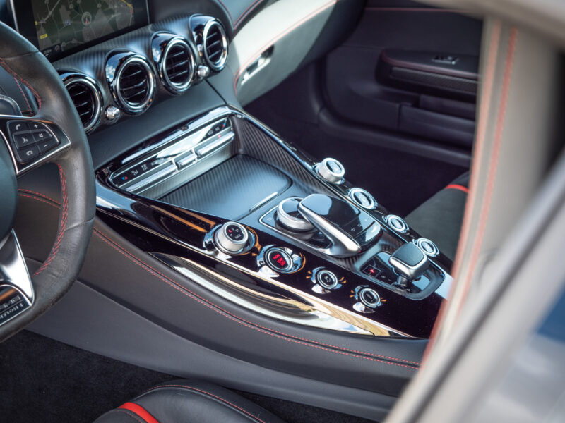 Console centrale avec commandes multimédia – AMG – AMG GTS – 2015 – Gris Sélénite – 510 ch – V8 Bi-Turbo – 69 000 km – Transmission : Sequentielle – Origine Allemagne – Privaty Cars – Vente de voitures de prestige d’occasion à La Rochelle