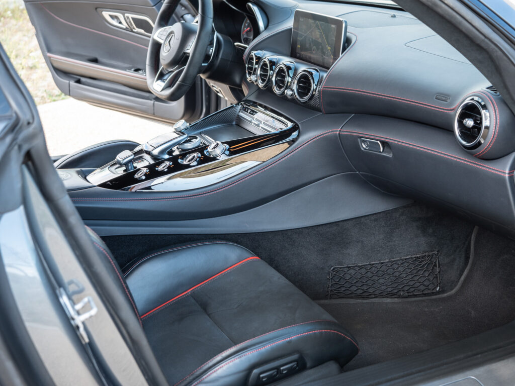 Console centrale avec écran tactile – AMG – AMG GTS – 2015 – Gris Sélénite – 510 ch – V8 Bi-Turbo – 69 000 km – Transmission : Sequentielle – Origine Allemagne – Privaty Cars – Dépôt-vente de voitures de sport et véhicules d’exception entre Bordeaux et Nantes