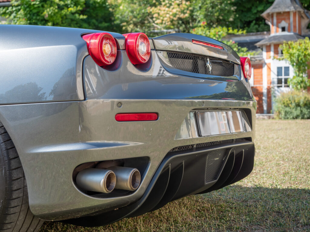 Échappement double avec diffuseur arrière – FERRARI – F430 Spider – 2006 – Grigio Silverstone – 490 ch – V8 Atmosphérique – 55 800 km – Transmission : Sequentielle – Origine Pays-Bas – Privaty Cars – Vente de voitures de prestige d’occasion proche de Nantes