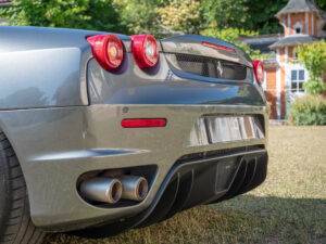 Échappement double avec diffuseur arrière – FERRARI – F430 Spider – 2006 – Grigio Silverstone – 490 ch – V8 Atmosphérique – 55 800 km – Transmission : Sequentielle – Origine Pays-Bas – Privaty Cars – Vente de voitures de prestige d’occasion proche de Nantes