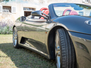 Jante alliage avec pneus larges – FERRARI – F430 Spider – 2006 – Grigio Silverstone – 490 ch – V8 Atmosphérique – 55 800 km – Transmission : Sequentielle – Origine Pays-Bas – Privaty Cars – Importation de véhicules de prestige et sportifs entre Bordeaux et Nantes