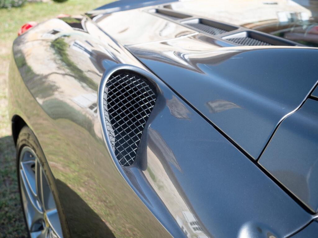 Grille d'aération latérale – FERRARI – F430 Spider – 2006 – Grigio Silverstone – 490 ch – V8 Atmosphérique – 55 800 km – Transmission : Sequentielle – Origine Pays-Bas – Privaty Cars – Achat et vente de véhicules FERRARI d’occasion proche de Nantes