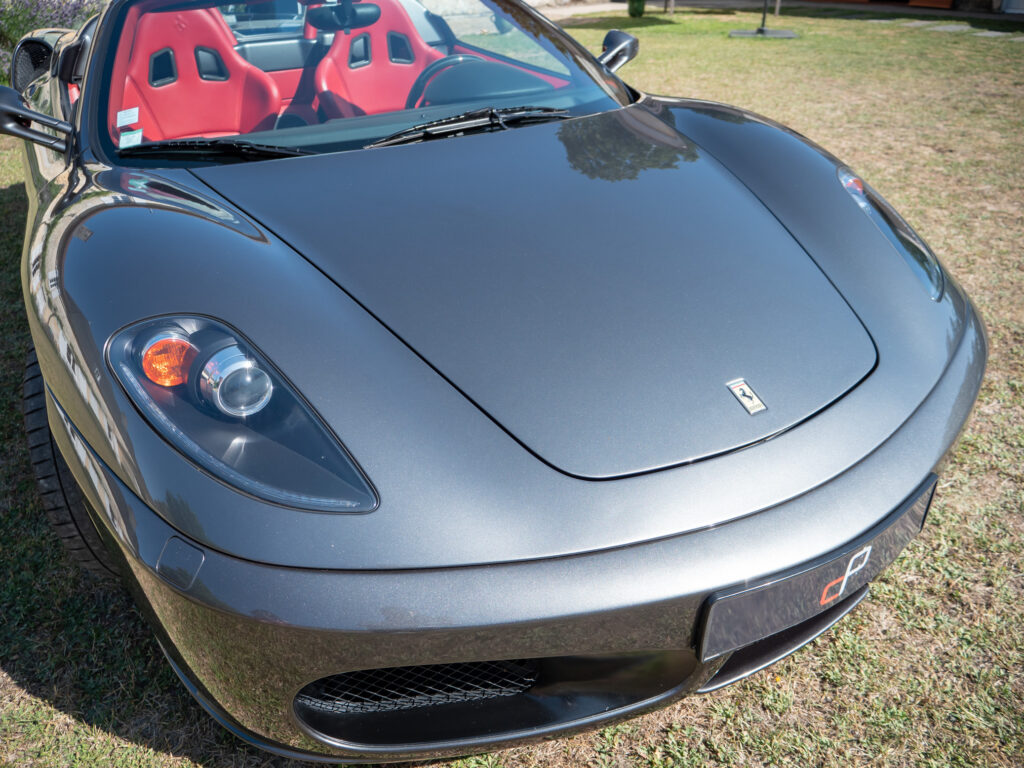 Phares avant avec feux diurnes – FERRARI – F430 Spider – 2006 – Grigio Silverstone – 490 ch – V8 Atmosphérique – 55 800 km – Transmission : Sequentielle – Origine Pays-Bas – Privaty Cars – Négoce de véhicules GT et sportives d’exception entre Bordeaux et Nantes
