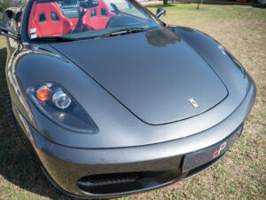 Phares avant avec feux diurnes – FERRARI – F430 Spider – 2006 – Grigio Silverstone – 490 ch – V8 Atmosphérique – 55 800 km – Transmission : Sequentielle – Origine Pays-Bas – Privaty Cars – Négoce de véhicules GT et sportives d’exception entre Bordeaux et Nantes
