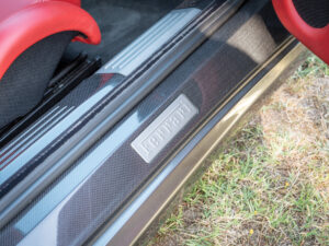 Seuil de porte en carbone – FERRARI – F430 Spider – 2006 – Grigio Silverstone – 490 ch – V8 Atmosphérique – 55 800 km – Transmission : Sequentielle – Origine Pays-Bas – Privaty Cars – Showroom de voitures de sport haut de gamme près de Poitiers