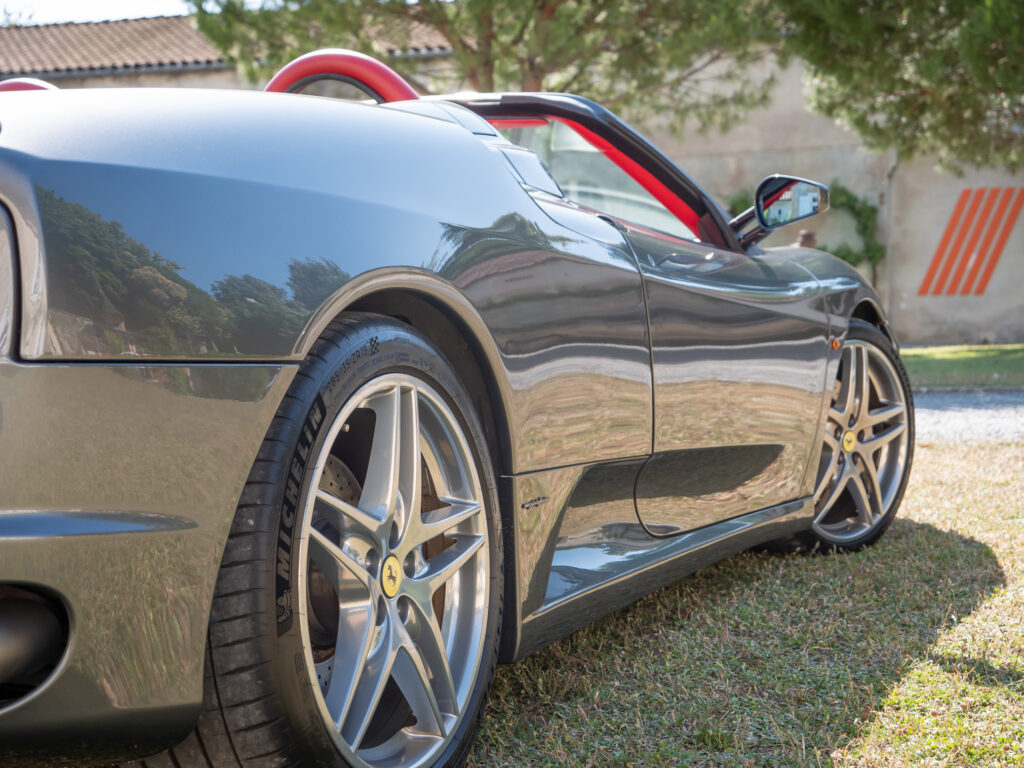 Jante alliage avec rayons en étoile – FERRARI – F430 Spider – 2006 – Grigio Silverstone – 490 ch – V8 Atmosphérique – 55 800 km – Transmission : Sequentielle – Origine Pays-Bas – Privaty Cars – Vente de voitures de sport d’occasion en Nouvelle-Aquitaine