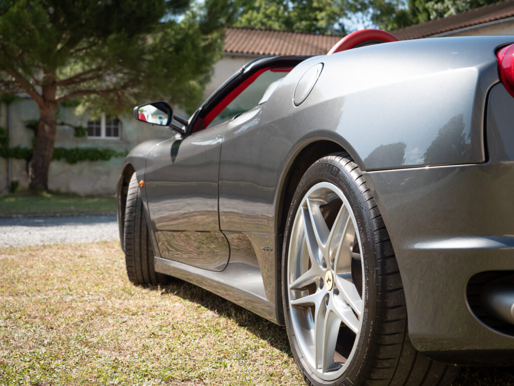 Jante alliage avec rayons en étoile – FERRARI – F430 Spider – 2006 – Grigio Silverstone – 490 ch – V8 Atmosphérique – 55 800 km – Transmission : Sequentielle – Origine Pays-Bas – Privaty Cars – Achat et vente de véhicules FERRARI d’occasion en Charente-Maritime