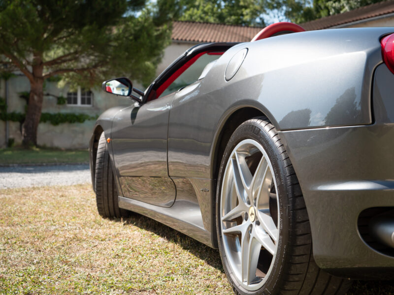Jante alliage avec rayons en étoile – FERRARI – F430 Spider – 2006 – Grigio Silverstone – 490 ch – V8 Atmosphérique – 55 800 km – Transmission : Sequentielle – Origine Pays-Bas – Privaty Cars – Achat et vente de véhicules FERRARI d’occasion en Charente-Maritime