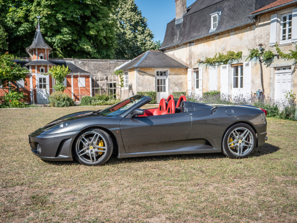 Vue latérale avec toit ouvert – FERRARI – F430 Spider – 2006 – Grigio Silverstone – 490 ch – V8 Atmosphérique – 55 800 km – Transmission : Sequentielle – Origine Pays-Bas – Privaty Cars – Conciergerie automobile pour véhicules de sport entre Bordeaux et Nantes