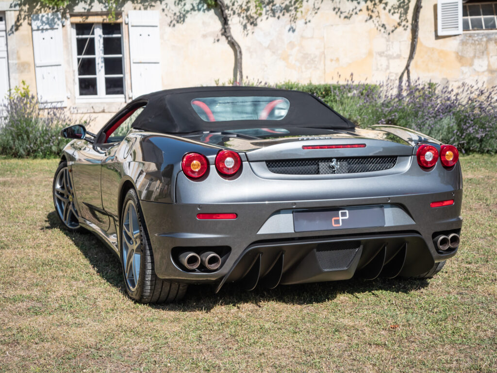 Vue arrière avec diffuseur et échappements – FERRARI – F430 Spider – 2006 – Grigio Silverstone – 490 ch – V8 Atmosphérique – 55 800 km – Transmission : Sequentielle – Origine Pays-Bas – Privaty Cars – Chasseur de voitures de sport sur mesure en Nouvelle-Aquitaine