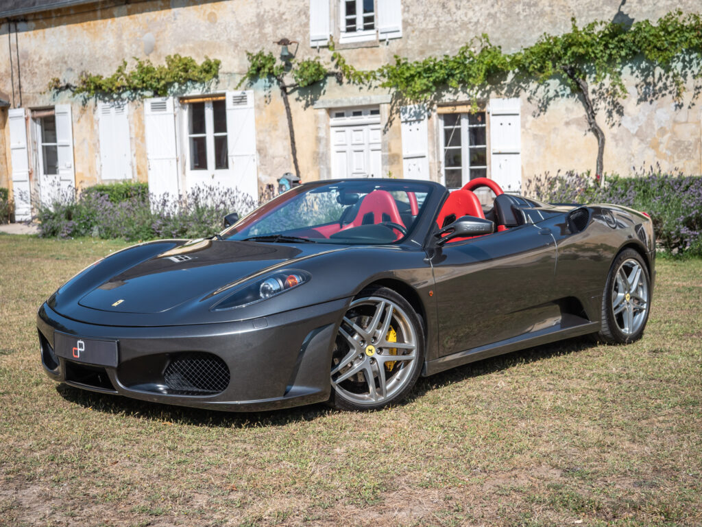 Vue latérale avec toit décapotable – FERRARI – F430 Spider – 2006 – Grigio Silverstone – 490 ch – V8 Atmosphérique – 55 800 km – Transmission : Sequentielle – Origine Pays-Bas – Privaty Cars – Estimation et rachat de véhicules haut de gamme proche de Bordeaux
