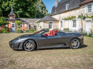Vue latérale avec toit ouvert – FERRARI – F430 Spider – 2006 – Grigio Silverstone – 490 ch – V8 Atmosphérique – 55 800 km – Transmission : Sequentielle – Origine Pays-Bas – Privaty Cars – Conciergerie automobile pour véhicules de sport entre Bordeaux et Nantes