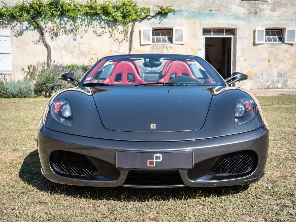 Vue avant avec phares ronds – FERRARI – F430 Spider – 2006 – Grigio Silverstone – 490 ch – V8 Atmosphérique – 55 800 km – Transmission : Sequentielle – Origine Pays-Bas – Privaty Cars – Rachat cash de voitures de sport d’occasion en Charente-Maritime